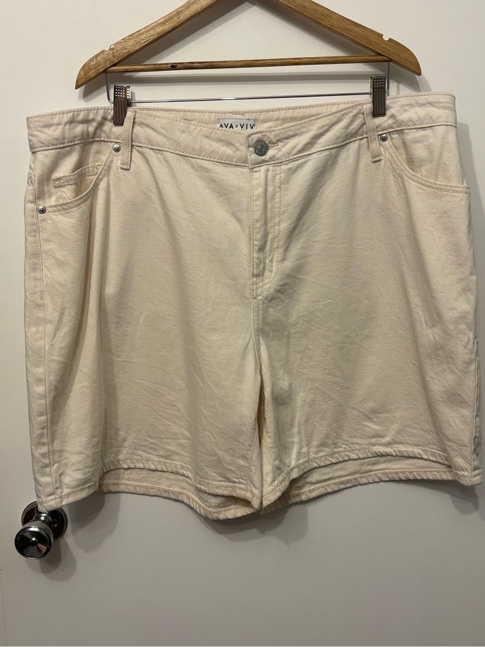 Ava & Viv Neutral Cream Mid-Rise Casual Shorts